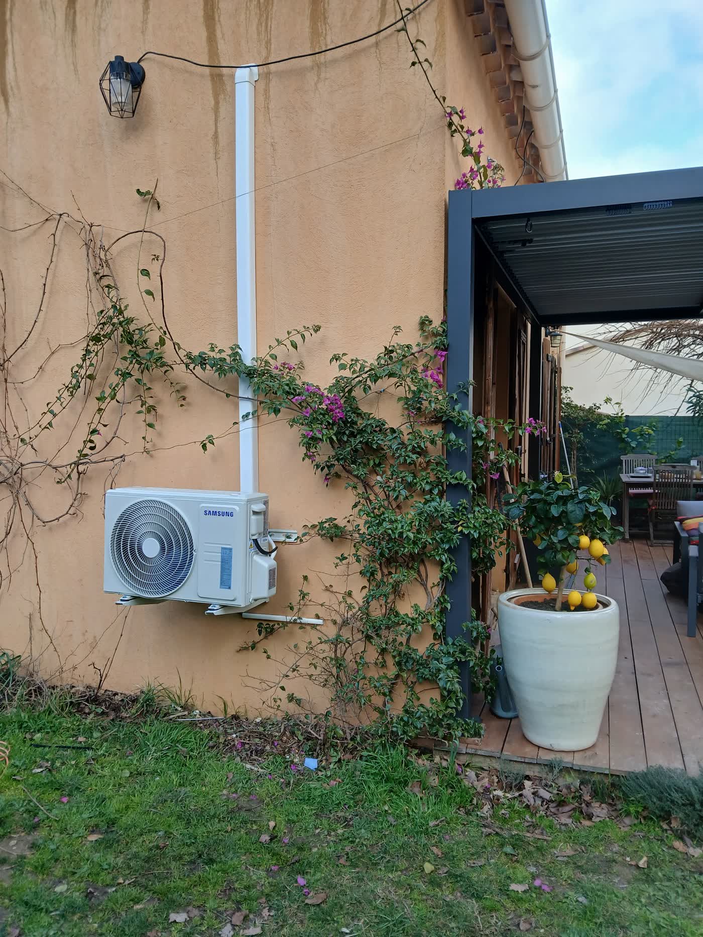 Groupe extérieur de climatisation Samsung installé dans un jardin à Nice