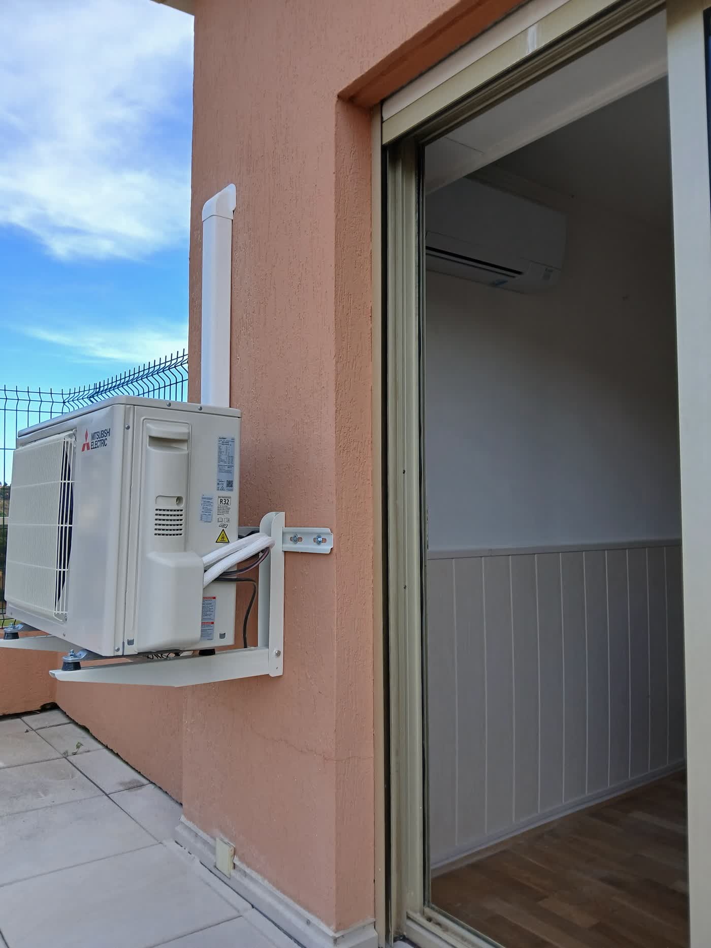 Groupe extérieur de climatisation Mitsubishi Electric sur une terrasse à Nice