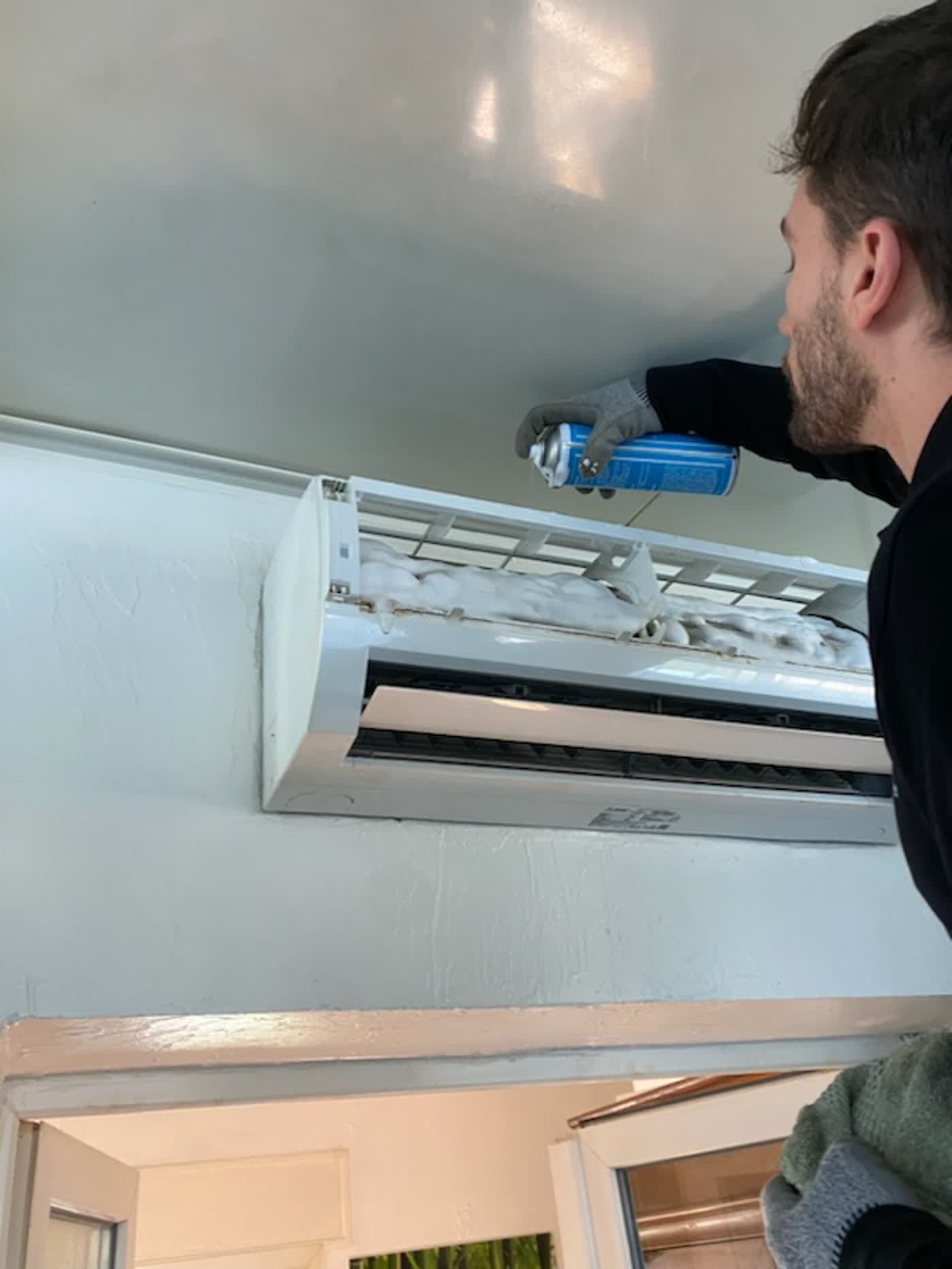 Technicien Entreprise Pezo lors de l'entretien d'une climatisation