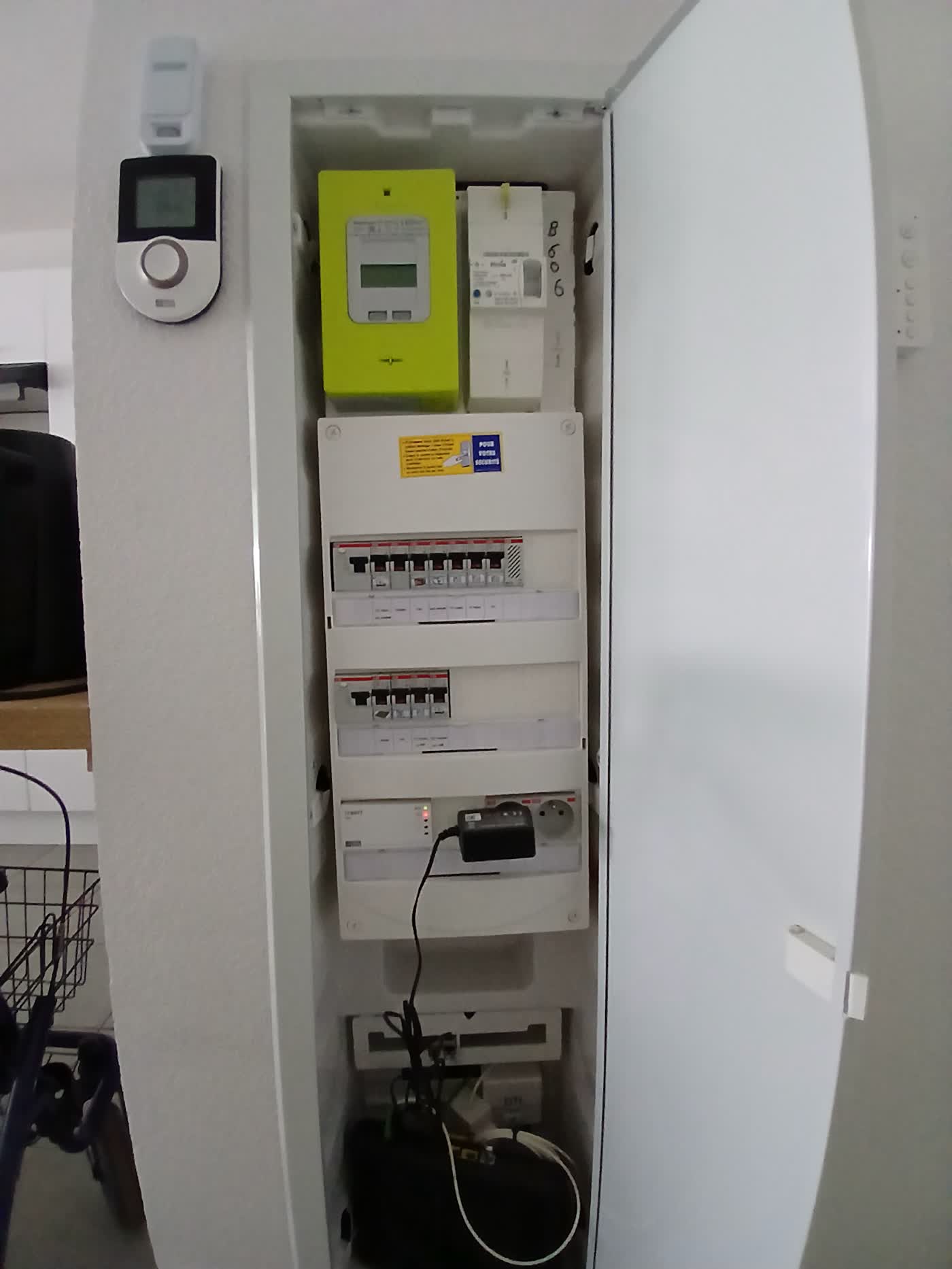 Détail d'un tableau électrique avec disjoncteurs et compteur Linky
